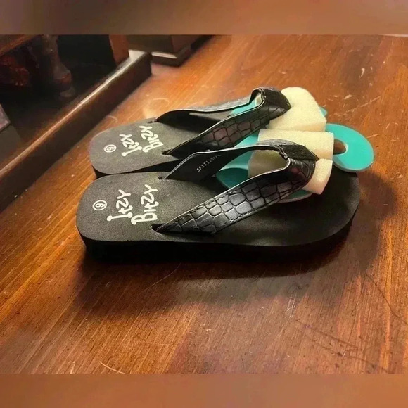 Toddler Size 9 Black Croc Itzy Bitzy Flip Flops - Picture 1 of 5